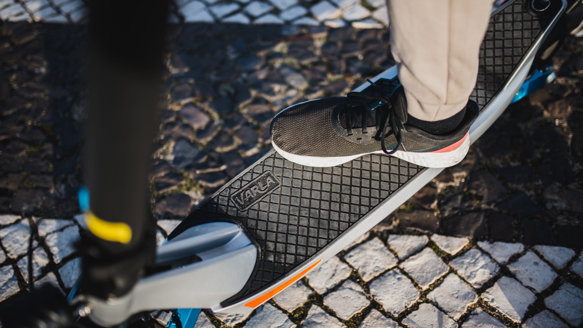 Stop your car, you can go further with Varla